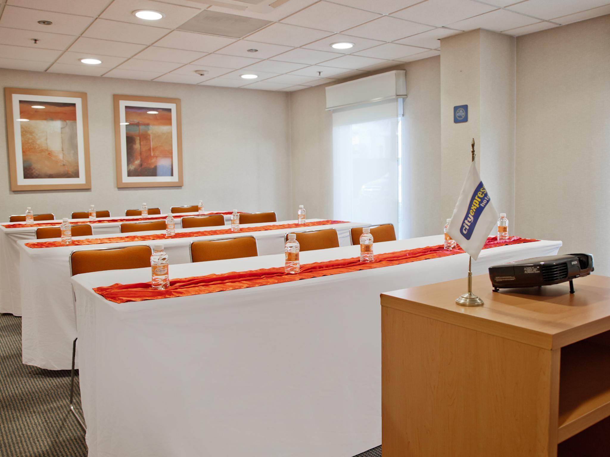 City Express By Marriott Celaya Parque Экстерьер фото