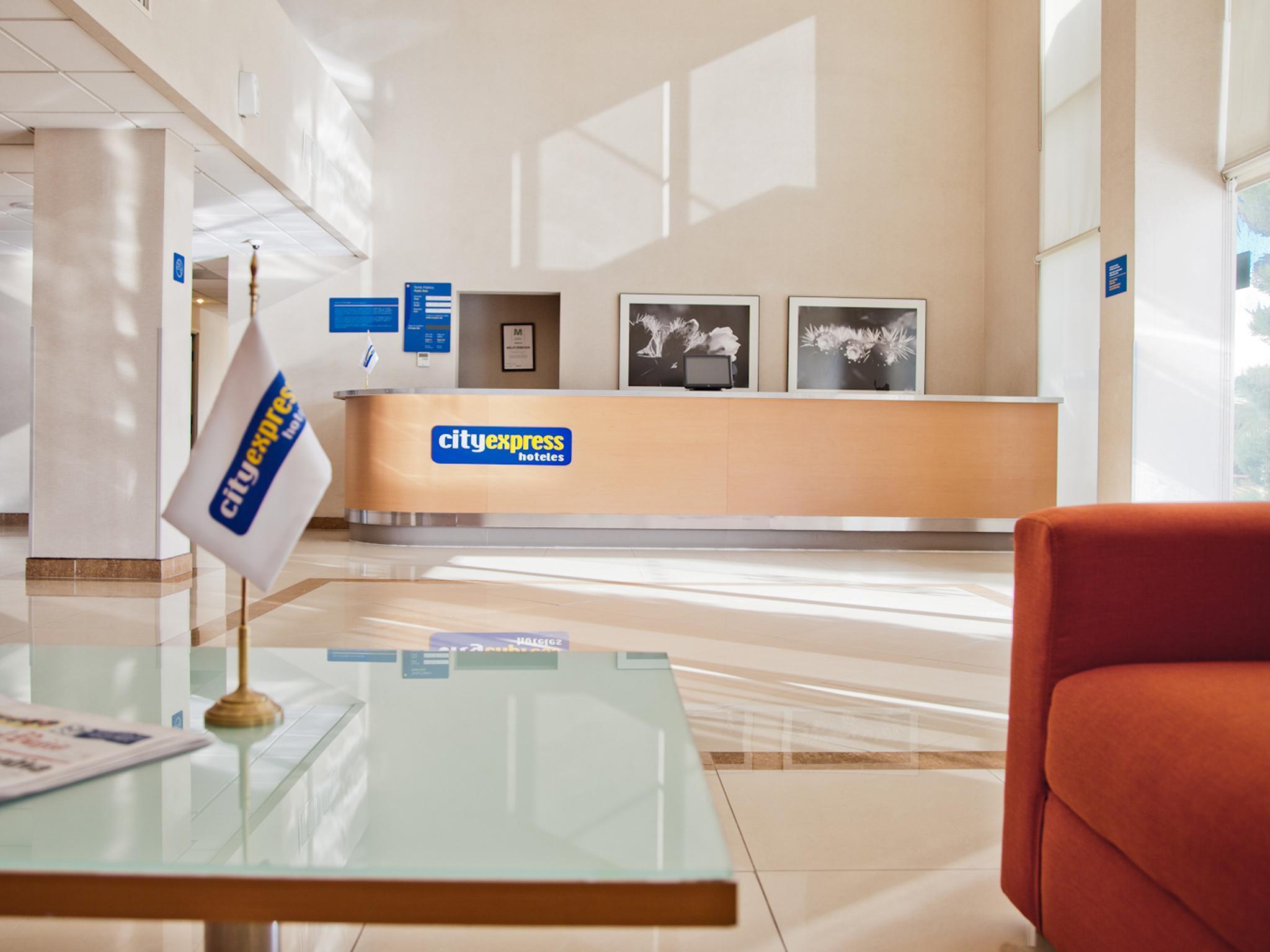 City Express By Marriott Celaya Parque Экстерьер фото