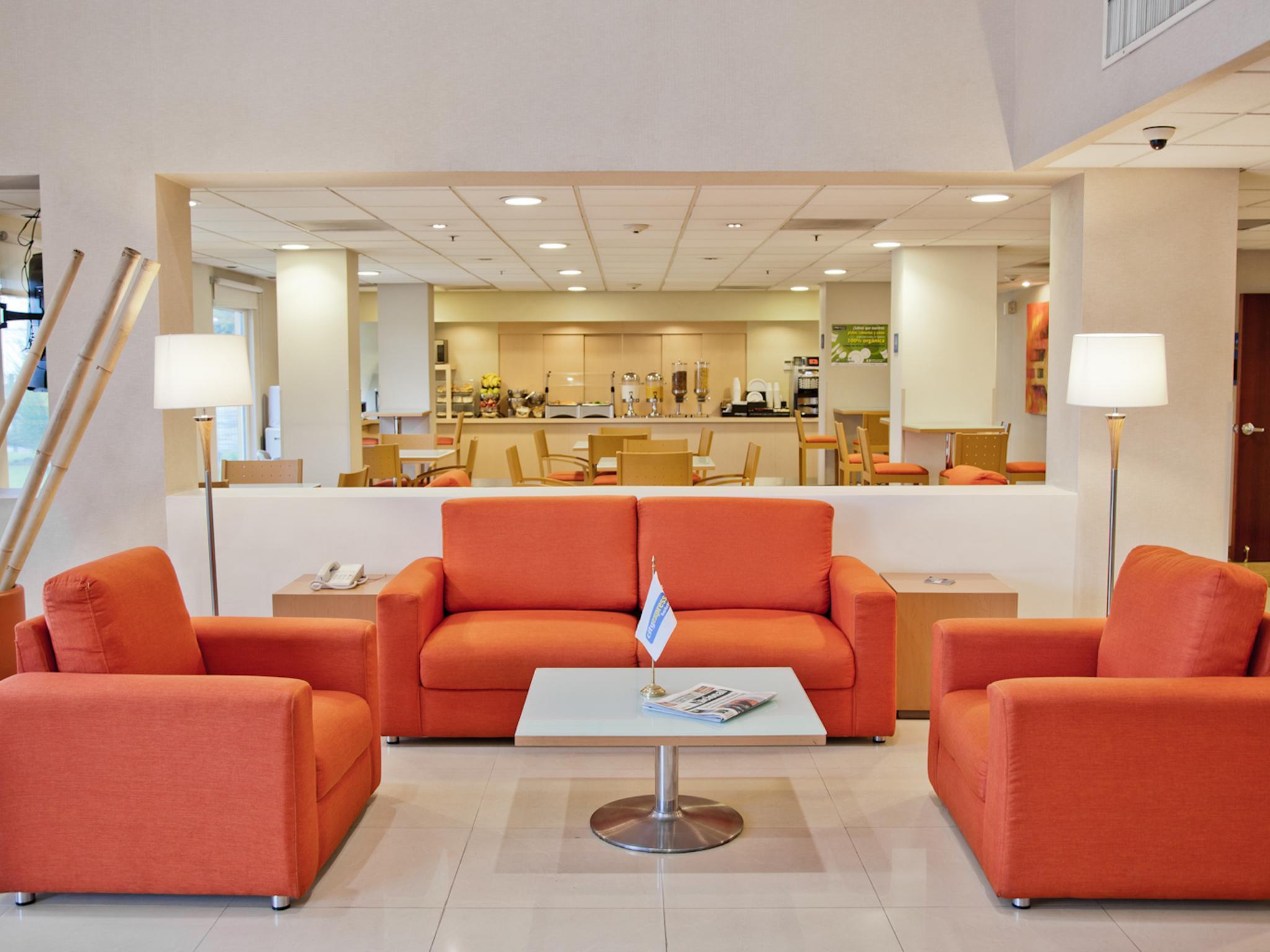 City Express By Marriott Celaya Parque Экстерьер фото
