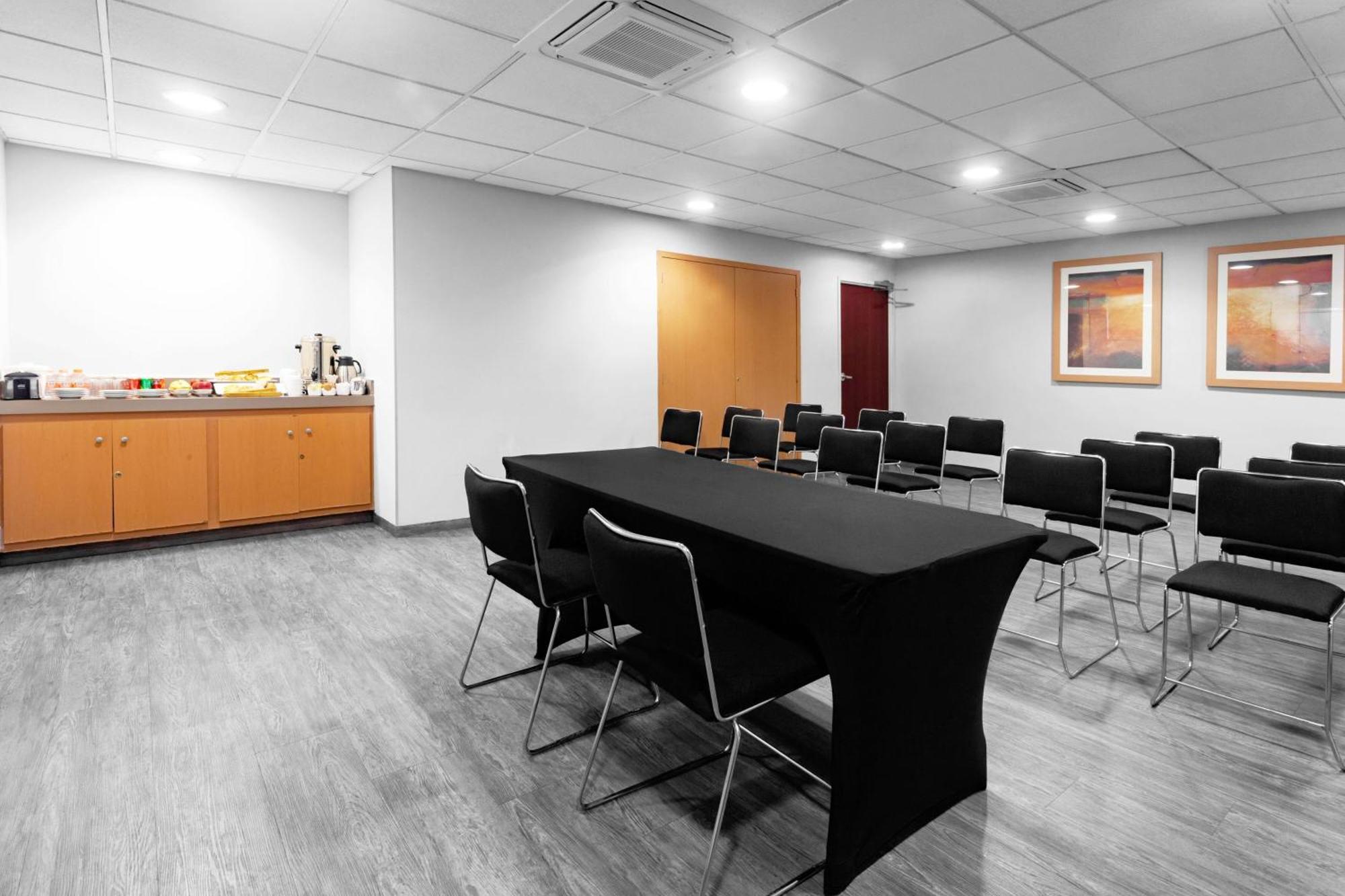 City Express By Marriott Celaya Parque Экстерьер фото