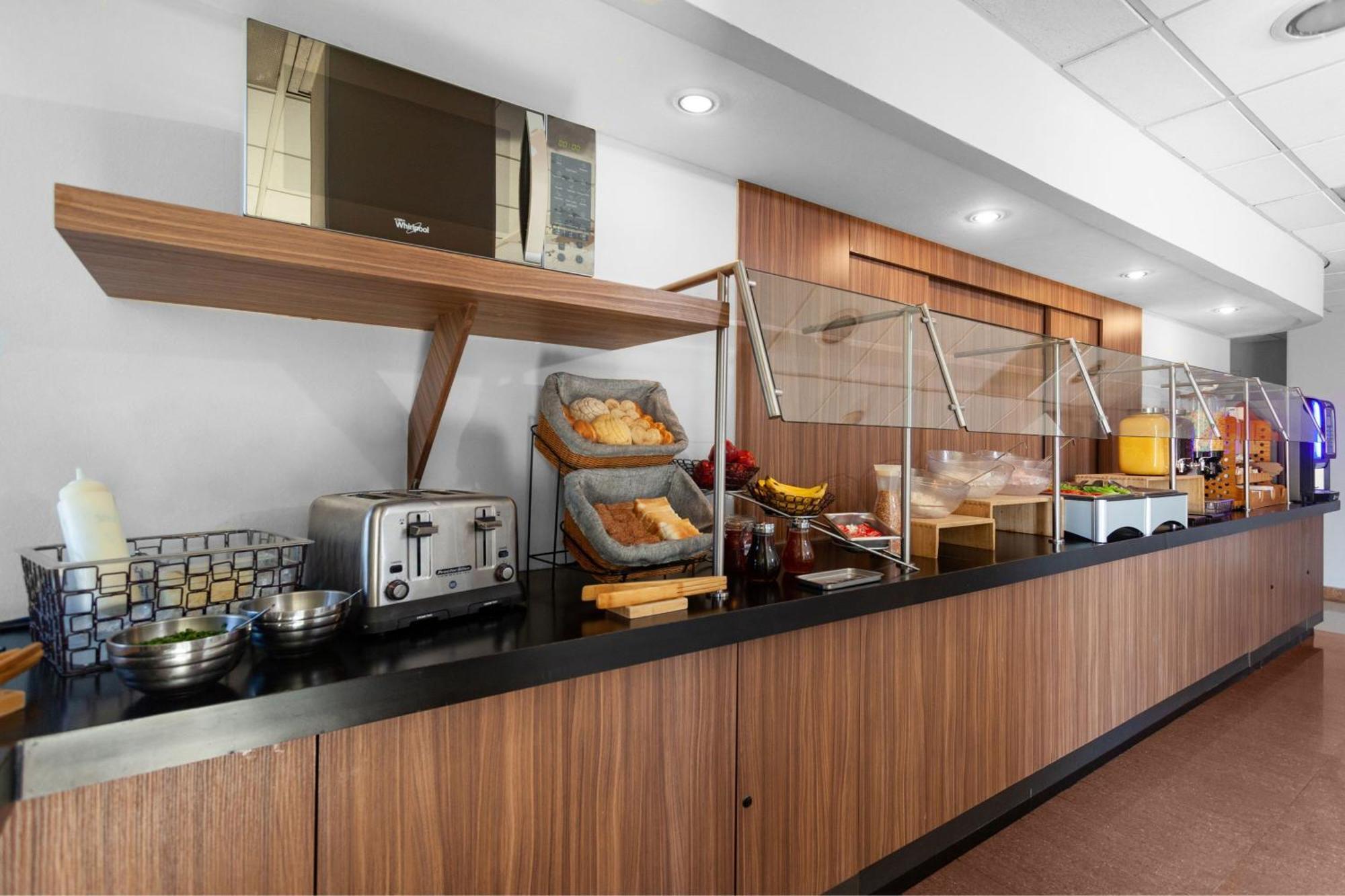 City Express By Marriott Celaya Parque Экстерьер фото