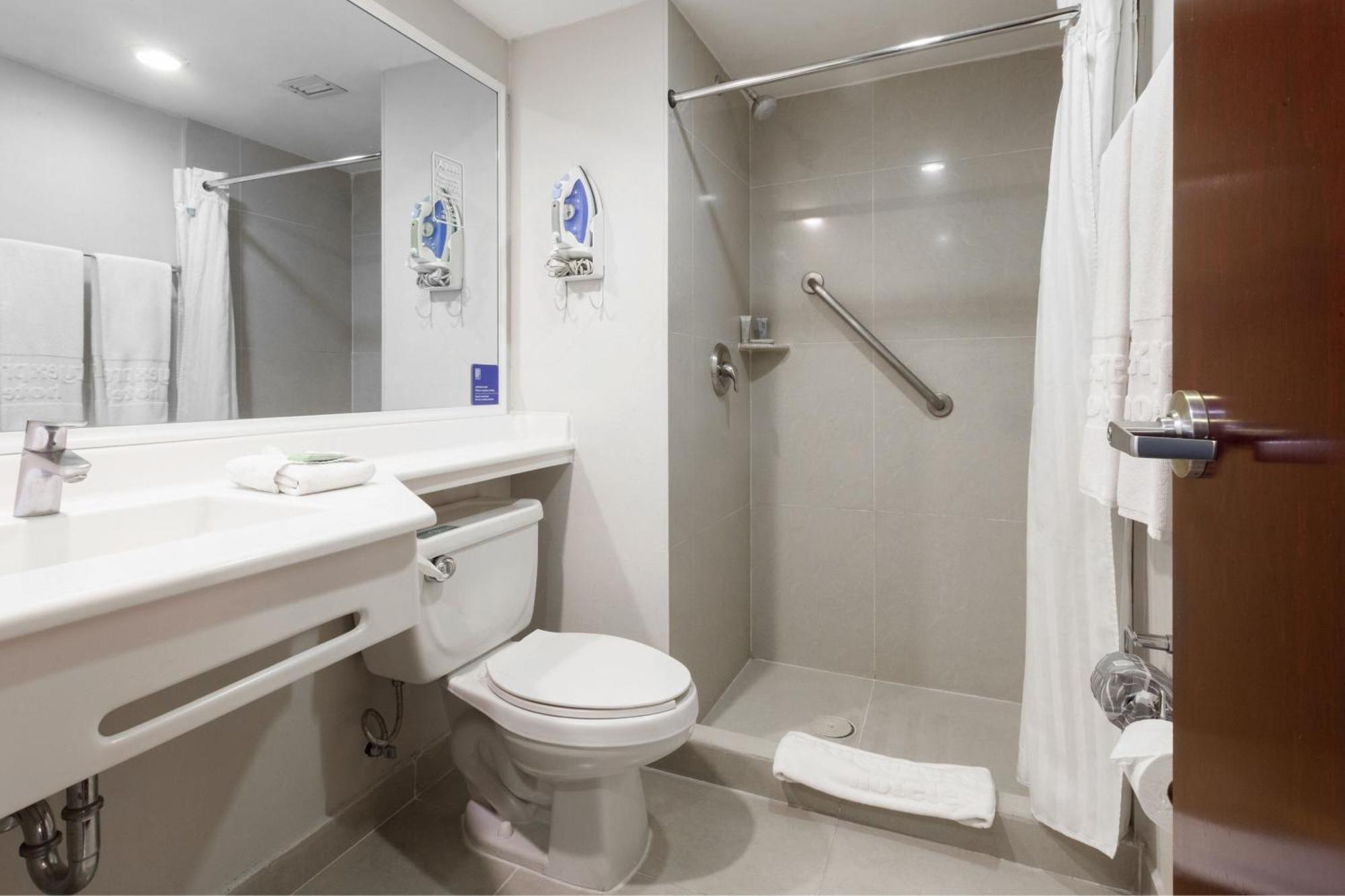 City Express By Marriott Celaya Parque Экстерьер фото