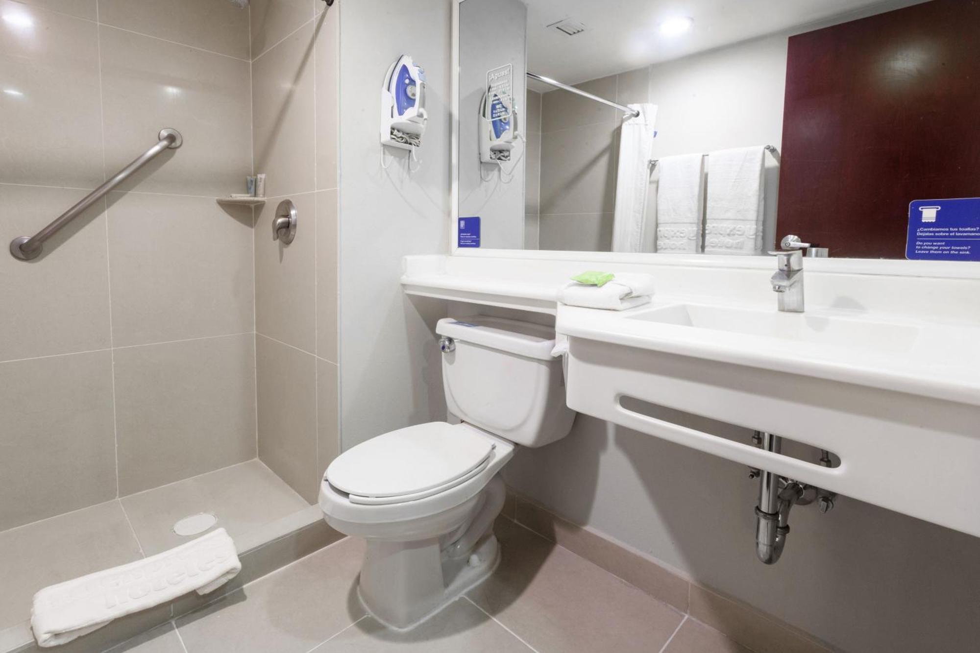 City Express By Marriott Celaya Parque Экстерьер фото