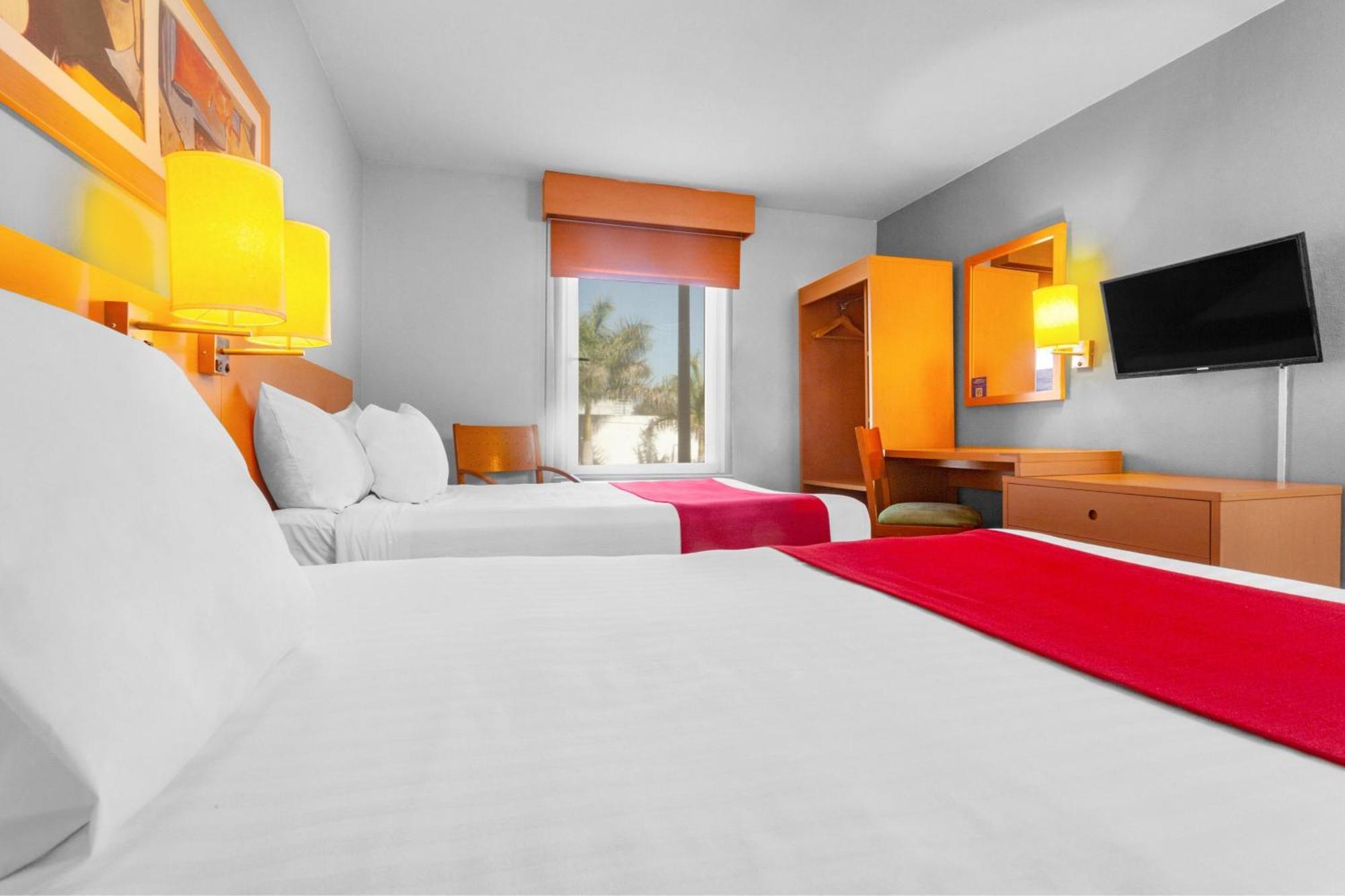 City Express By Marriott Celaya Parque Экстерьер фото