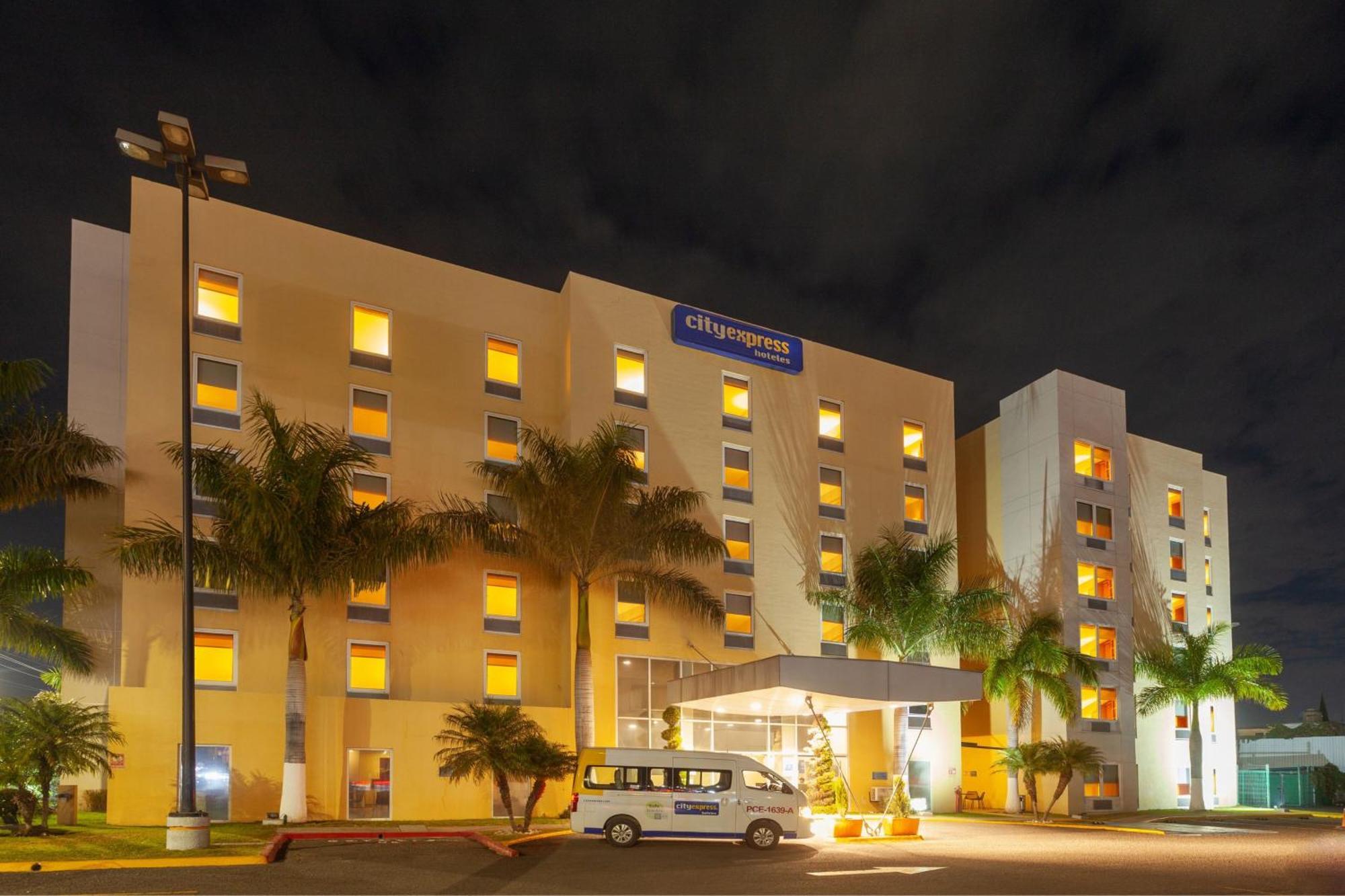 City Express By Marriott Celaya Parque Экстерьер фото