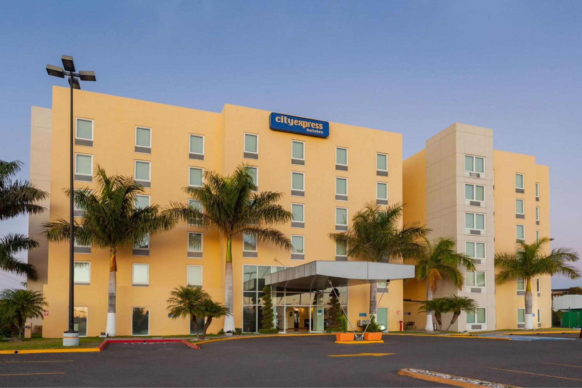 City Express By Marriott Celaya Parque Экстерьер фото