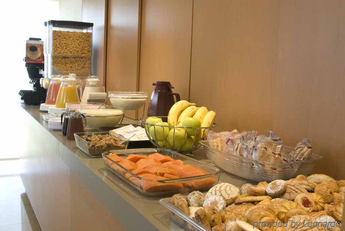 City Express By Marriott Celaya Parque Ресторан фото