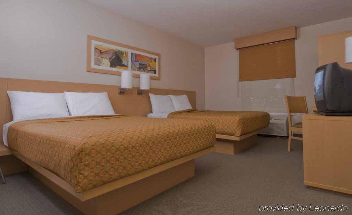 City Express By Marriott Celaya Parque Экстерьер фото