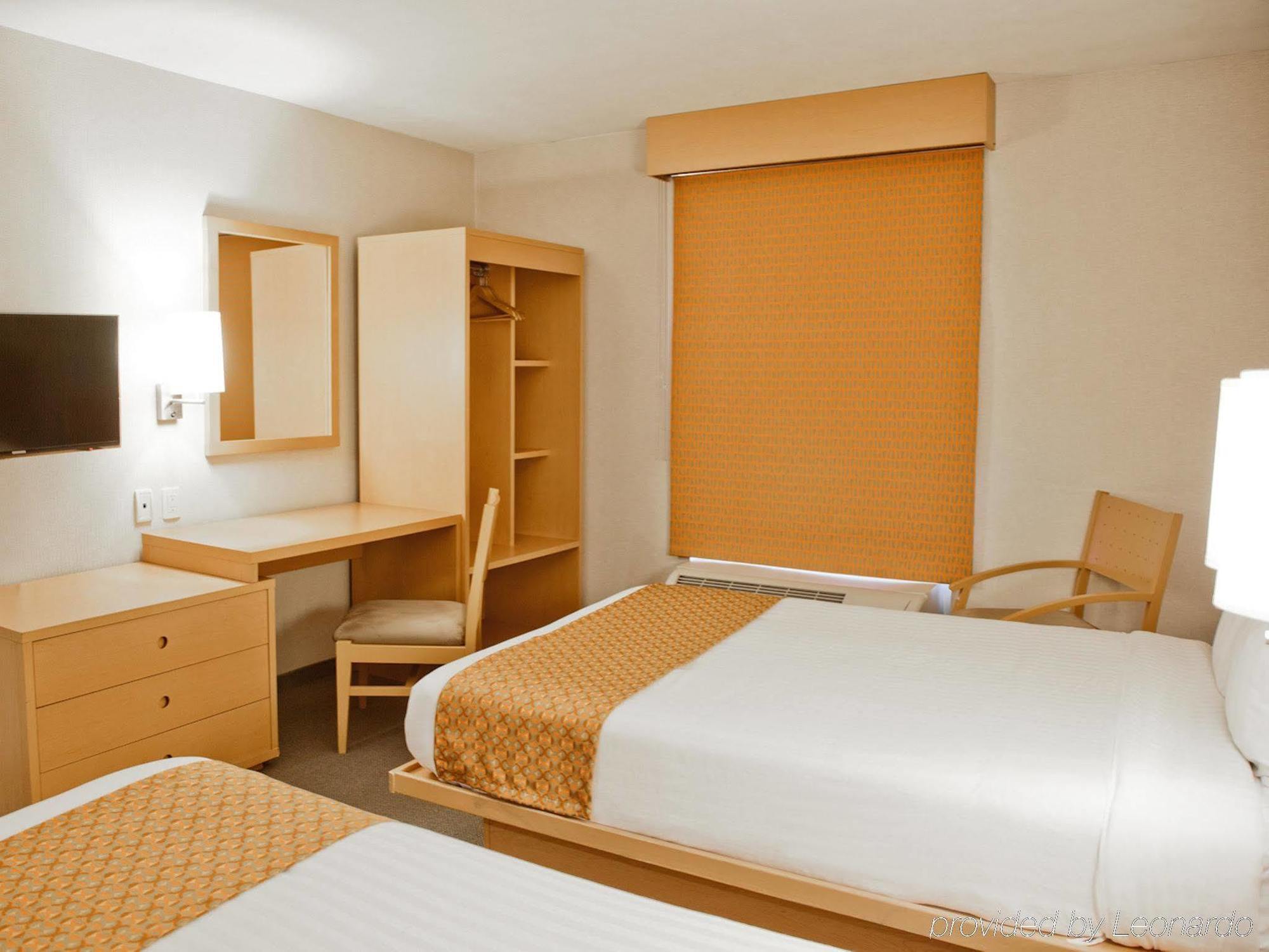 City Express By Marriott Celaya Parque Экстерьер фото