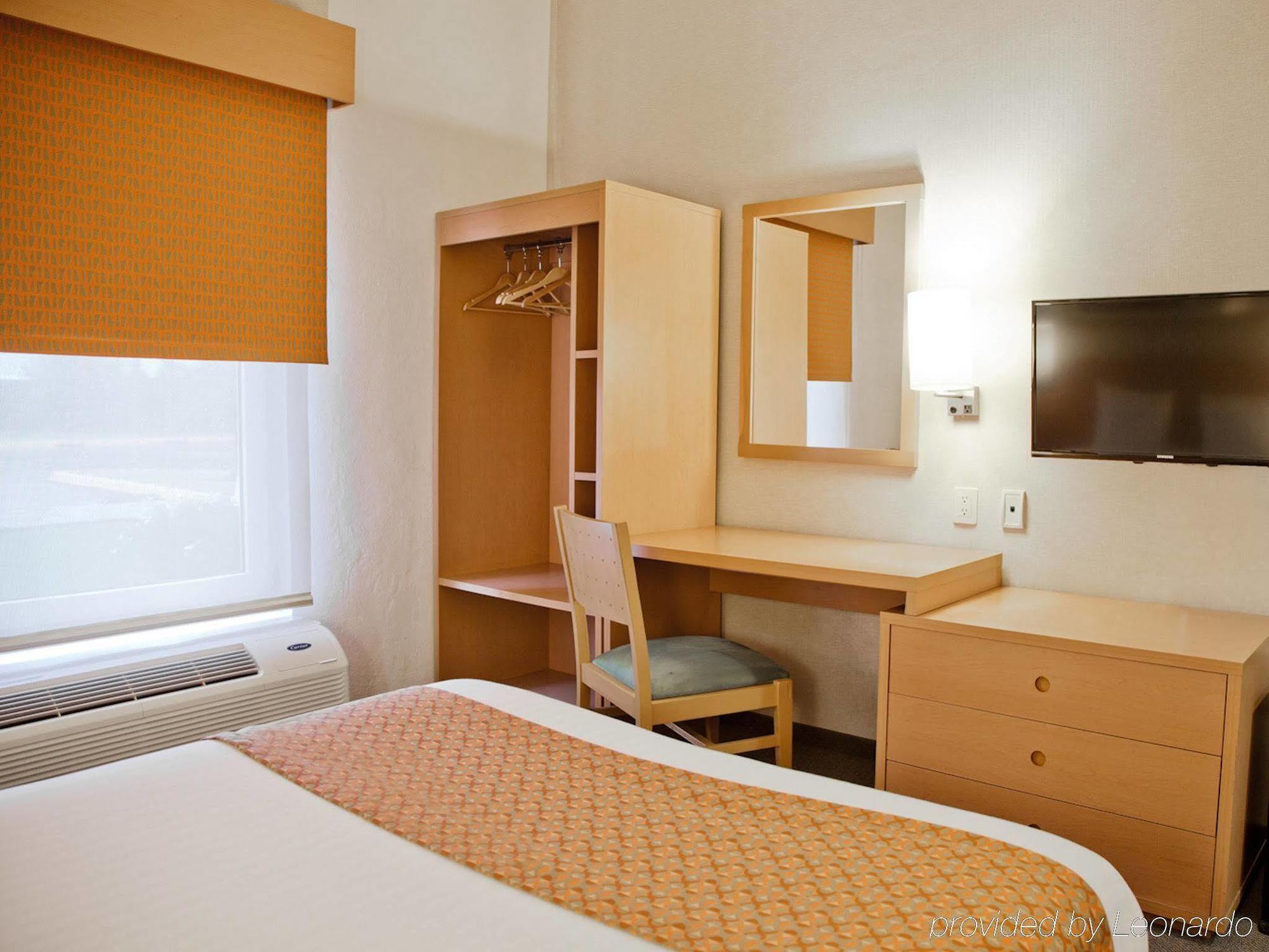 City Express By Marriott Celaya Parque Экстерьер фото