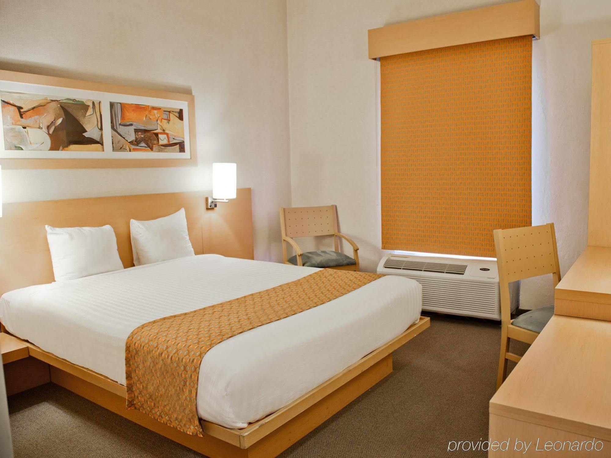 City Express By Marriott Celaya Parque Экстерьер фото