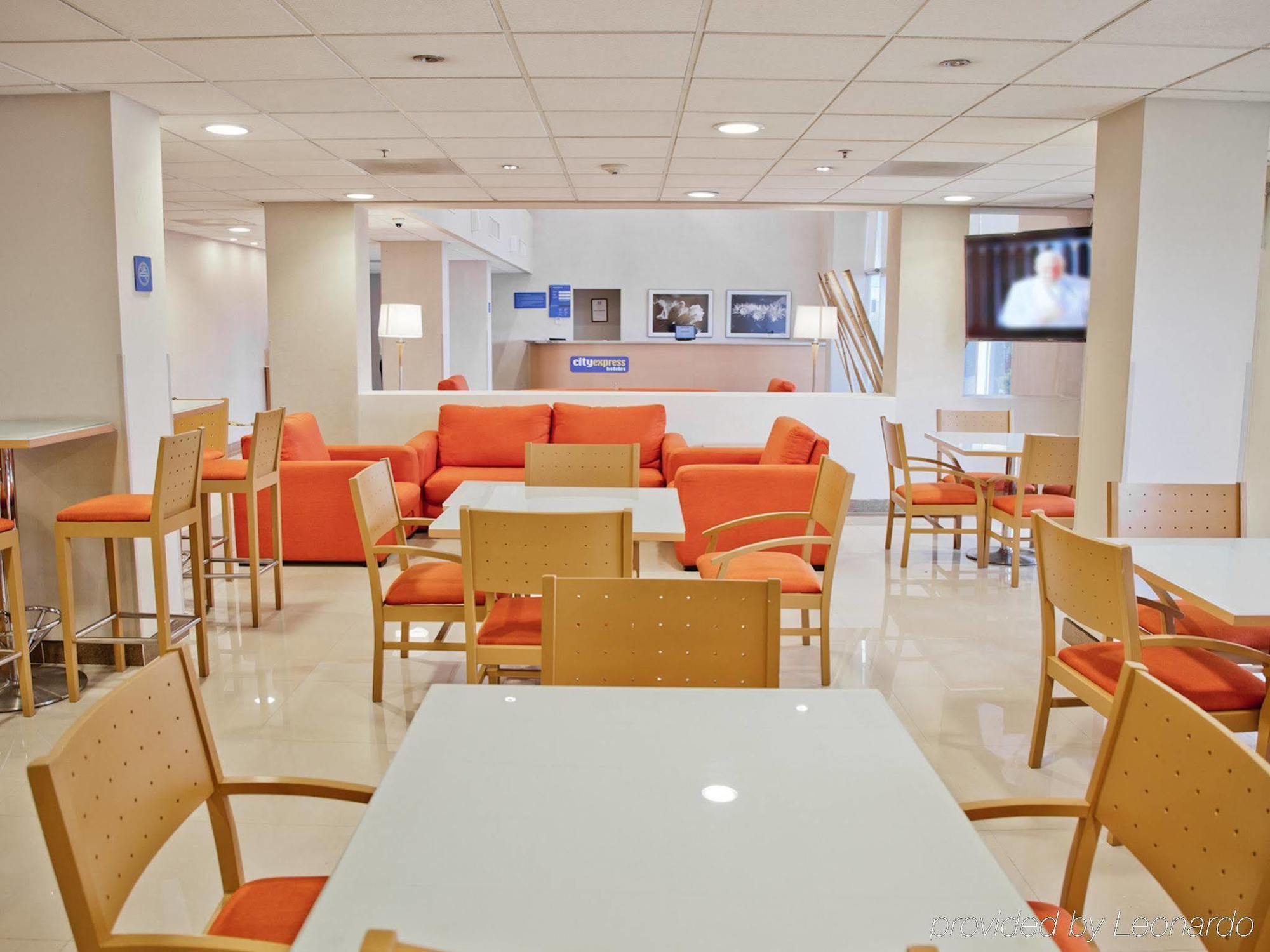 City Express By Marriott Celaya Parque Экстерьер фото