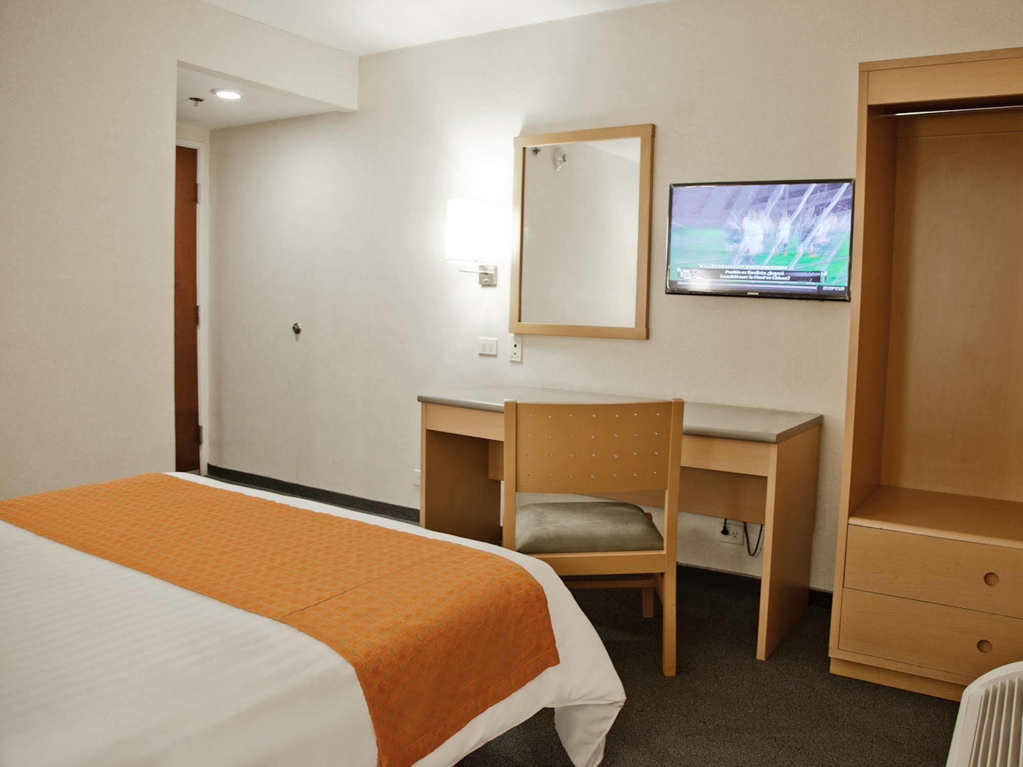 City Express By Marriott Celaya Parque Экстерьер фото